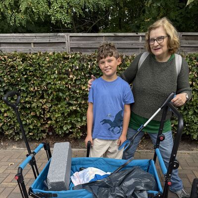 Bild vergr&ouml;&szlig;ern: Das Foto zeigt Menschen, die am 19. September im Rahmen des World Cleanup Days 2026 in Kleinmachnow M&uuml;ll und Unrat gesammelt haben.