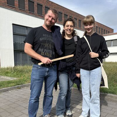 Bild vergr&ouml;&szlig;ern: Das Foto zeigt Menschen, die am 19. September im Rahmen des World Cleanup Days 2026 in Kleinmachnow M&uuml;ll und Unrat gesammelt haben.