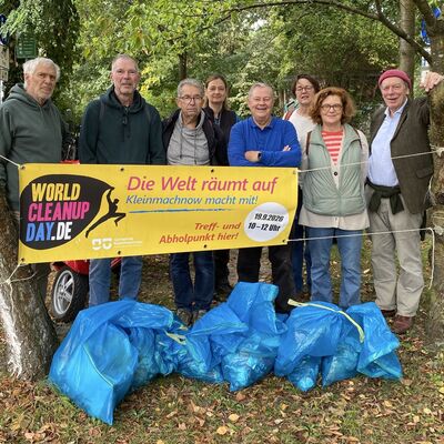 Bild vergr&ouml;&szlig;ern: Das Foto zeigt Menschen, die am 19. September im Rahmen des World Cleanup Days 2026 in Kleinmachnow M&uuml;ll und Unrat gesammelt haben.