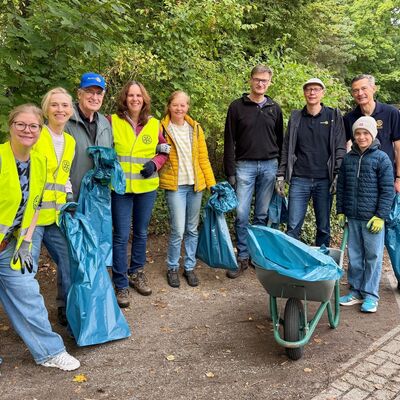 Bild vergr&ouml;&szlig;ern: Das Foto zeigt Menschen, die am 19. September im Rahmen des World Cleanup Days 2026 in Kleinmachnow M&uuml;ll und Unrat gesammelt haben.