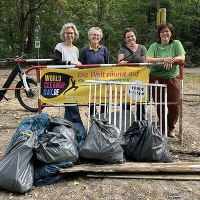 Bild vergr&ouml;&szlig;ern: Das Foto zeigt Menschen, die am 19. September im Rahmen des World Cleanup Days 2026 in Kleinmachnow M&uuml;ll und Unrat gesammelt haben.