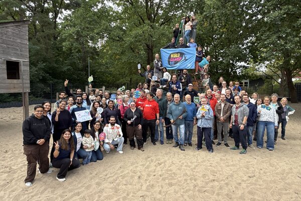 Bild vergr&ouml;&szlig;ern: Das Foto zeigt Menschen, die am 19. September im Rahmen des World Cleanup Days 2026 in Kleinmachnow M�ll und Unrat gesammelt haben, bei der Abschlussveranstaltung vor und auf einem Kletterger�st auf dem Schulhof der Grundschule Auf dem Seeberg und des Hortes Hochwald