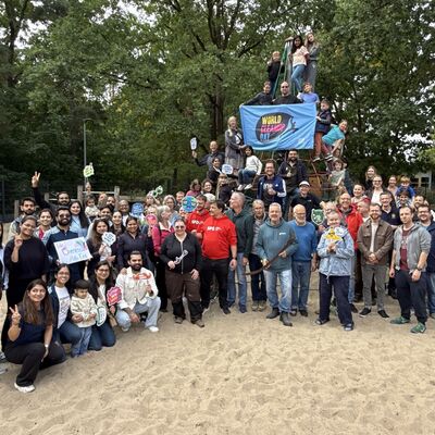 Bild vergr&ouml;&szlig;ern: Das Foto zeigt Menschen, die am 19. September im Rahmen des World Cleanup Days 2026 in Kleinmachnow M&uuml;ll und Unrat gesammelt haben, bei der Abschlussveranstaltung vor und auf einem Kletterger&uuml;st auf dem Schulhof der Grundschule Auf dem Seeberg und des Hortes Hochwald