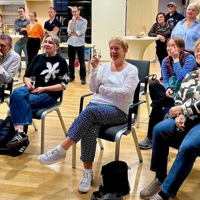 Bild vergr&ouml;&szlig;ern: Das Foto zeigt G&auml;ste bei der Er&ouml;ffnung der Bookface-Ausstellung im Rathaus Kleinmachnow.
