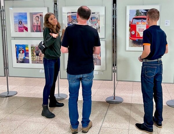 Das Foto zeigt G&auml;ste bei der Er&ouml;ffnung der Bookface-Ausstellung im Rathaus Kleinmachnow.