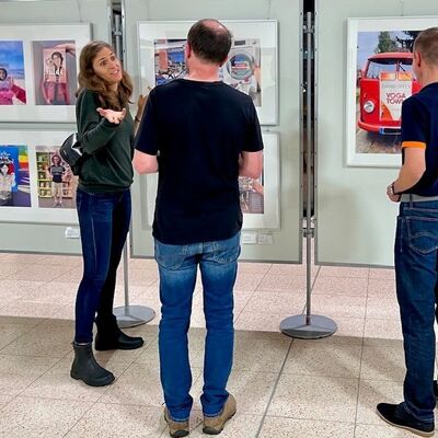Bild vergr&ouml;&szlig;ern: Das Foto zeigt G&auml;ste bei der Er&ouml;ffnung der Bookface-Ausstellung im Rathaus Kleinmachnow.