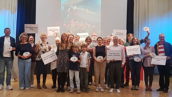 Das Foto zeigt die jubelnden Gewinner der Naturgarten-Plakette 2026.
