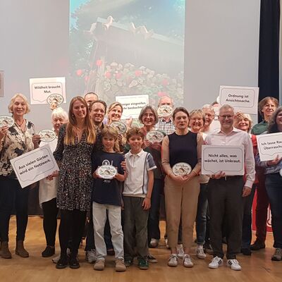 Bild vergr&ouml;&szlig;ern: Das Foto zeigt die jubelnden Gewinner der Naturgarten-Plakette 2026.