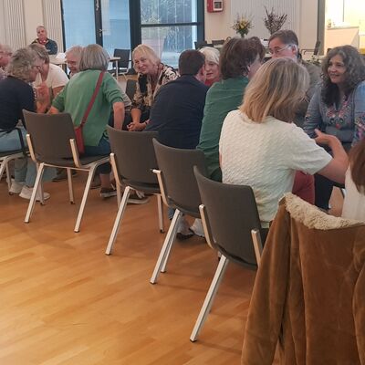 Bild vergr&ouml;&szlig;ern: Das Foto zeigt Naturg&auml;rtnerinnen und Natu&auml;rtner beim G&auml;rtner-Speed-Dating im B&uuml;rgersaal.
