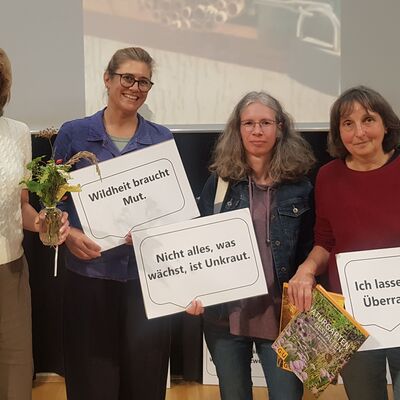 Bild vergr&ouml;&szlig;ern: Das Foto zeigt Jury-Mitglieder der Aktion Naturgarten-Plakette 2026.