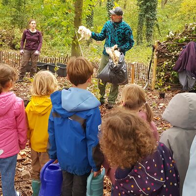 Bild vergr&ouml;&szlig;ern: Das Foto zeigt die Pflanzaktion der Kita Freundschaft