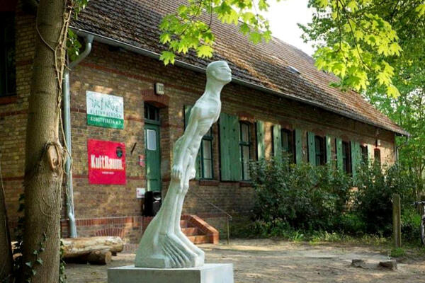 Bild vergr&ouml;&szlig;ern: Skultur "Der schr&auml;ge Mann" vor dem Landarbeiterhaus