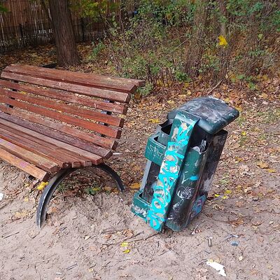 Bild vergr&ouml;&szlig;ern: Das Foto zeigt einen beschmierten M&uuml;lleimer auf dem Spielplatz an der F&ouml;rster-Funke-Alle
