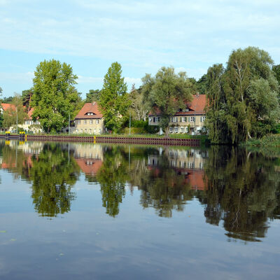 Bild vergrößern: Teltower Kanal, Blick auf die Wasserbauschule