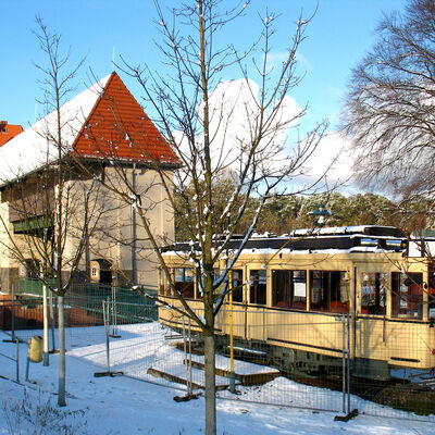 Bild vergrößern: Winterliches Kleinmachnow: Die historische Straßenbahn der Linie 96 an der Machnower Schleuse