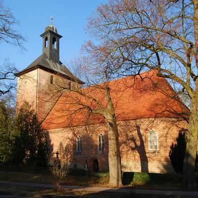 Bild vergrößern: Alte Dorfkirche im Frühjahr