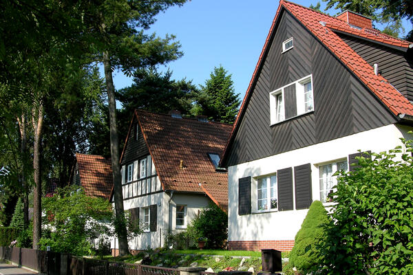 Bild vergrößern: Ansicht von typischen Häusern der Sommerfeldsiedlung