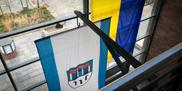 Ukraine- und Kleinmachnow-Fahne im Rathaus nebeneinander