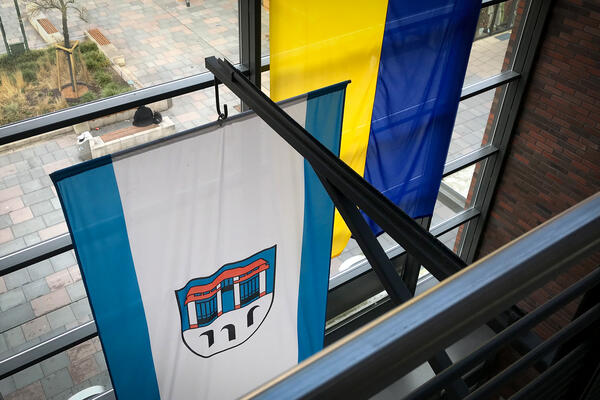 Bild vergrößern: Rathaus mit Ukraine-Flagge
