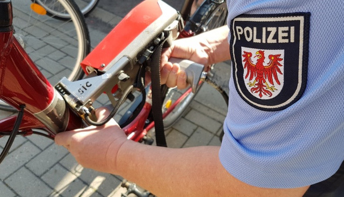 Bild vergrößern: Fahrradcodierung (Polizei Brandenburg)