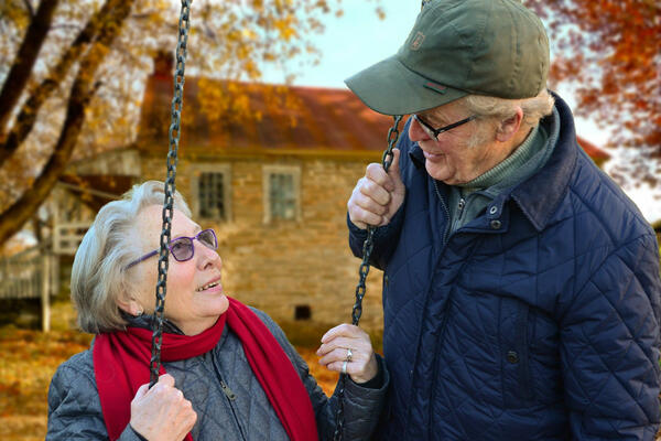 Bild vergrößern: Seniorenpaar an einer Schaukel