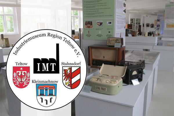 Bild vergr&ouml;&szlig;ern: Logo Industriemuseum Region Teltow e.V, im Hintergrund: Foto eines Ausstellungsraumes