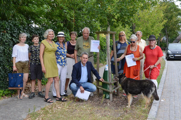 Bild vergr&ouml;&szlig;ern: B&uuml;rgermeister Michael Grubert (m.)  mit alten und neuer Kleinmachnower Baumpaten an Kleinmachnows j&uuml;ngstem gr&uuml;nen Patenbaum, einer Baumhasel.