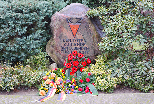 Bild vergr&ouml;&szlig;ern: Blumengeschm�ckter Gedenkstein auf dem OdF-Platz