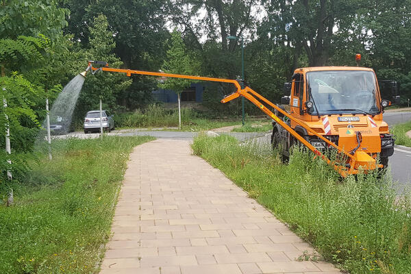 Bild vergr&ouml;&szlig;ern: Der Bauhof mit dem neuen Unimog-Fahrzeug beim W�ssern eines Gr�nstreifens