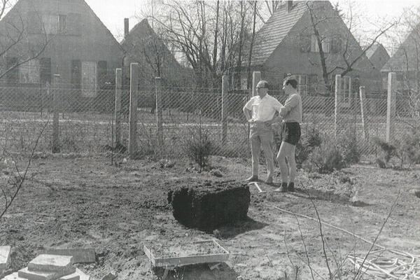 Bild vergrößern: In den 1960er-Jahren trennt nur ein Zaun die Nachbarn im Grenzstreifen zwischen Woilfswerder und Neuruppiner Straße