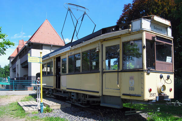Bild vergr&ouml;&szlig;ern: Triebwagen der Stra�enbahnlinie 96