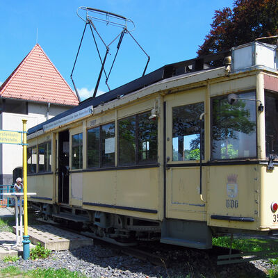 Bild vergr&ouml;&szlig;ern: Triebwagen der Stra&szlig;enbahnlinie 96