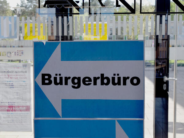 B&uuml;rgerb&uuml;ro KLM &ouml;ffnet wieder - Schild mit Pfeil an der T&uuml;r