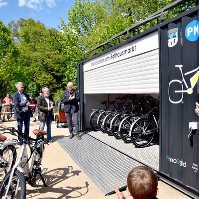 Bild vergrößern: Eröffnung E-Bike Mobilstation in Kleinmachnow am 19.05.2021: Der Radcontainer wird geöffnet