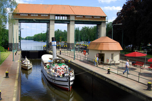 Bild vergr&ouml;&szlig;ern: Kleinmachnower Schleuse mit Blick auf die "Schleusnerbude"