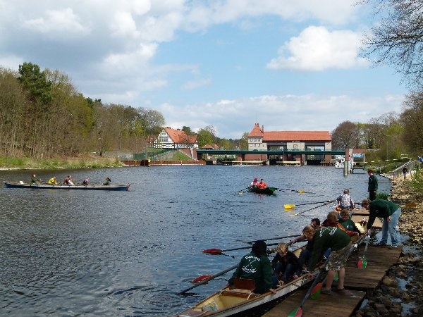 Bild vergr&ouml;&szlig;ern: Ruderboote vor der Machnower Schleuse