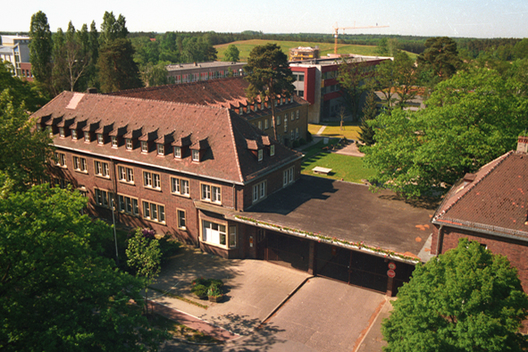 Bild vergrößern: Der ehemalige Haupteingang zur Dreilinden Maschinenbau GmbH (DLMG) am Stahnsdorfer Damm 81. Heute ist hier die Biologische Bundesanstalt beheimatet.