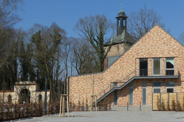 Bild vergr&ouml;&szlig;ern: Gemeindehaus und Dorfkirche