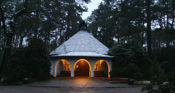 Bild vergr&ouml;&szlig;ern: Friedhofskapelle Waldfriedhof