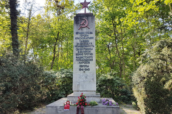 Bild vergr&ouml;&szlig;ern: Sowjetisches Ehrenmal