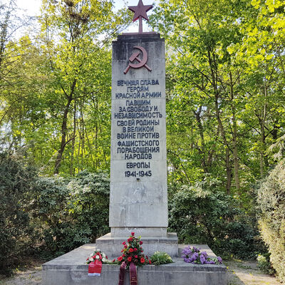 Bild vergr&ouml;&szlig;ern: Sowjetisches Ehrenmal