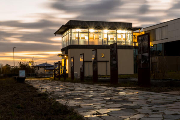 Bild vergr&ouml;&szlig;ern: Ehemaliger Kommandantenturm der Grenzkontrollstelle Drewitz-Dreilinden