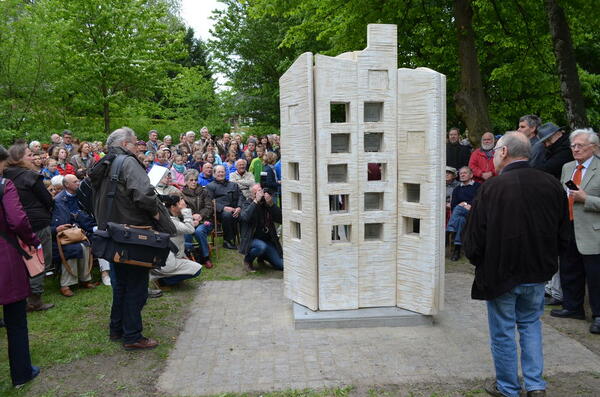 Bild vergr&ouml;&szlig;ern: Denkmal f�r Stille Helden umringt von vielen Menschen