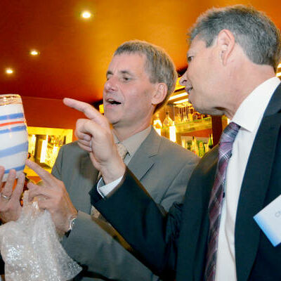Bild vergrößern: Schopfheims Bürgermeister Christof Nitz überreicht Michael Grubert als Gastgeschenk eine mundgeblasene Vase in den Farben beider Orte