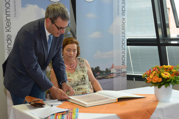 Bild vergr&ouml;&szlig;ern: B&uuml;rgermeister Michael Grubert bittet zur Unterschrift