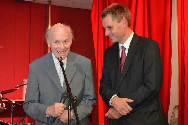 Bild vergr&ouml;&szlig;ern: B&uuml;rgermeister Michael Grubert begr&uuml;&szlig;t Pfarrer Ellliger