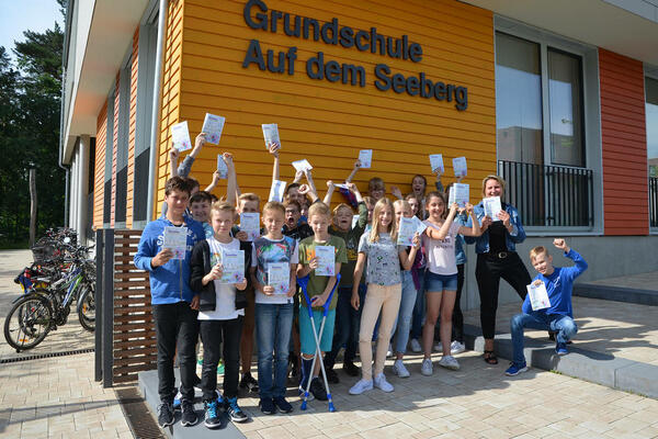 Bild vergr&ouml;&szlig;ern: Klasse 6a der Grundschule Auf dem Seeberg mit ihrem frisch gedruckten Reisef&uuml;her