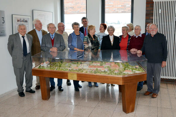 Bild vergr&ouml;&szlig;ern: B&uuml;rgermeister Michael Grubert (hinten m.) und der GV-Vorsitzende Maximilian Tauscher (3.v.l.) mit dem Seniorenbeirat