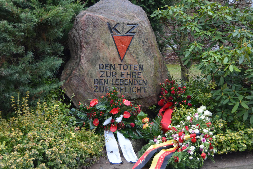 Gedenkstein auf dem OdF-Platz mit der Inschrift "Den Toten zur Ehre, den Lebenden zur Pflicht".