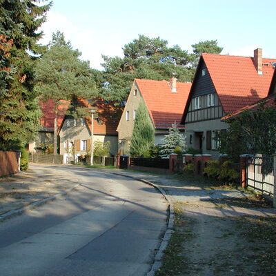 Bild vergr&ouml;&szlig;ern: Eine Stra&szlig;e der Sommerfeldsiedlung